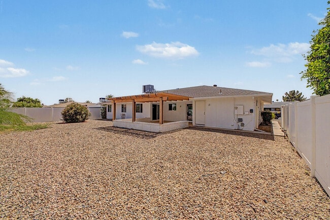 Building Photo - 12714 W Crystal Lake Dr