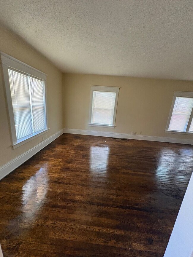 Building Photo - 117-119 S Gardiner Ave