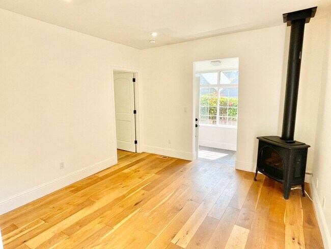Building Photo - Remodeled Off Street Cottage 2BR/1BA Priva...