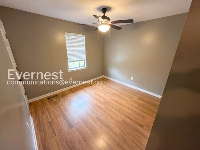 Building Photo - 3 Bed, 2 Bath Home with Garage / Pet-Friendly / Vouchers Accepted / Available Now!
