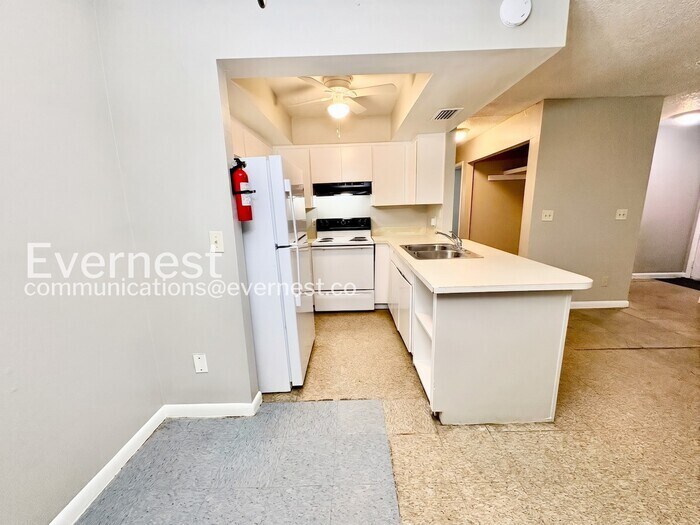 Building Photo - 3058 St Paul Dr