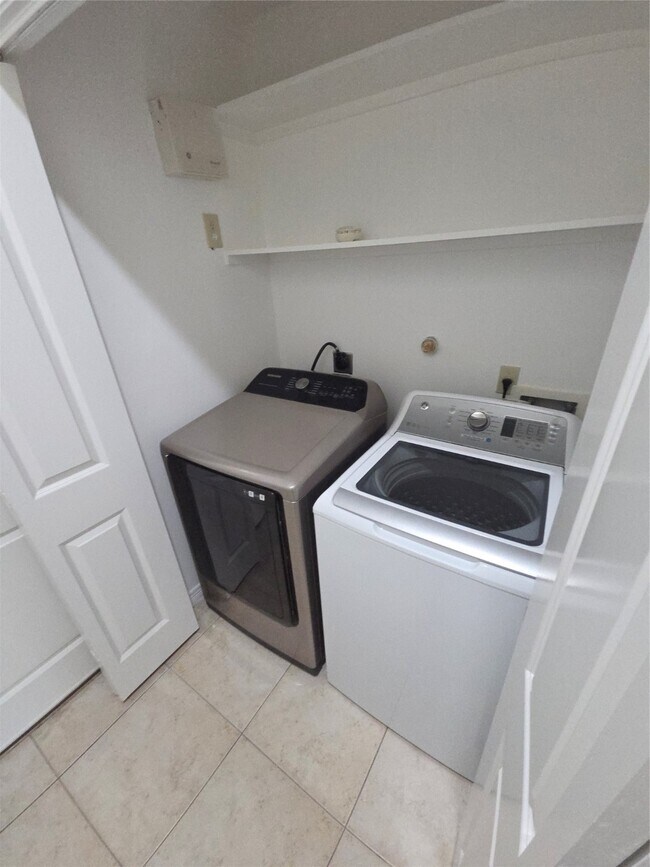 Building Photo - 3117 Fairdale Oaks E