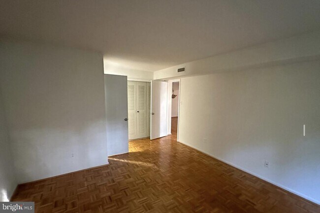 Building Photo - 1002 Valley Glen Rd