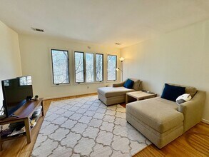 Building Photo - Mill Creek Townhome