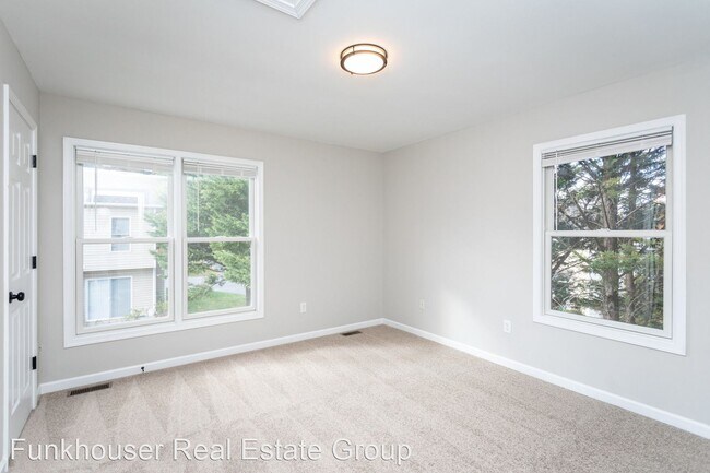 Building Photo - 2 br, 2.5 bath House - 835 Camelot Lane