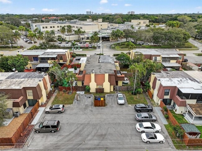 Building Photo - 3516 Gardens E Dr