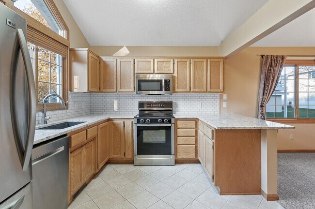 Building Photo - rare woodbury upgraded 3 bedroom end unit townhouse!! One level living!