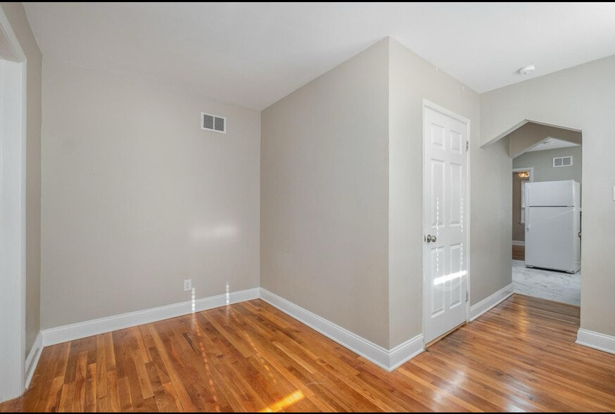Building Photo - 117 1/2 Adela Ave
