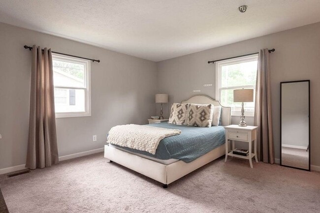 Building Photo - Beautiful home located in Sycamore Knolls!