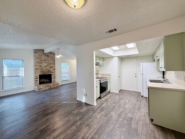 Building Photo - Minnie