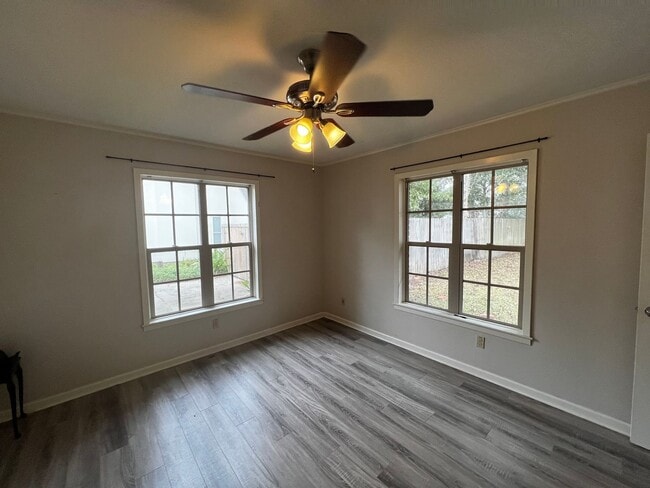 Building Photo - 3 Bedroom, 2 Bathroom, Brick Home with large yard