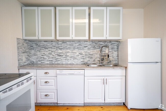 2BD, 1BA - 850 SF- Kitchen - Kentucky 540