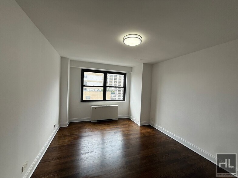 Building Photo - E 16 ST