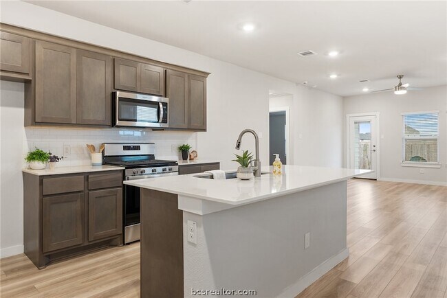 Building Photo - 918 Kickapoo Ln