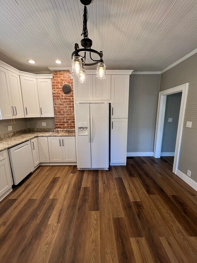 Building Photo - Historic mill house in hot Fort Mill SC with amazing kitchen!