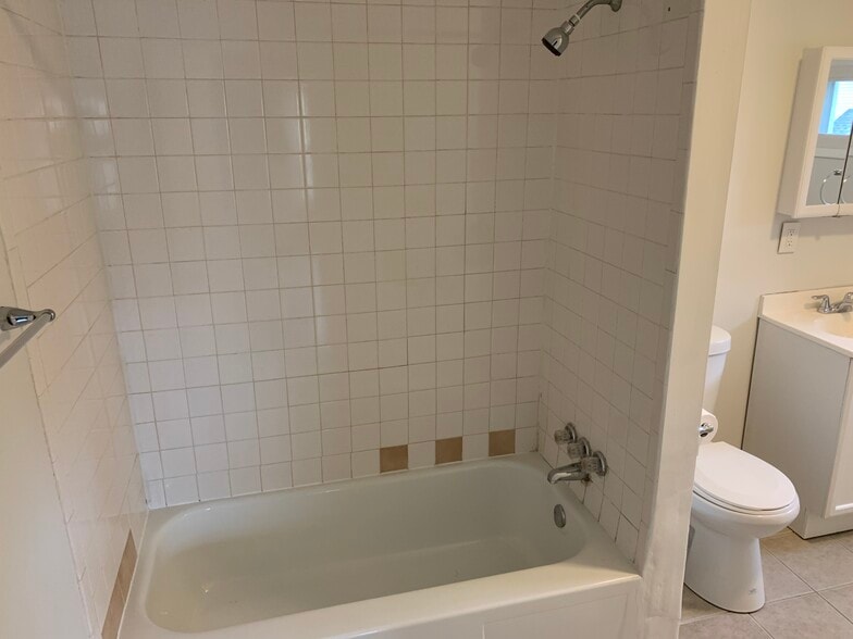 Building Photo - 421 NY-146