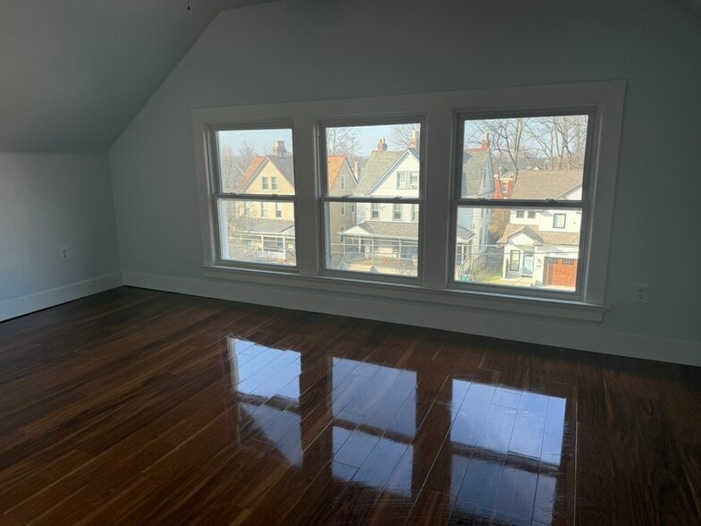 Building Photo - 1367 Burdette Ave