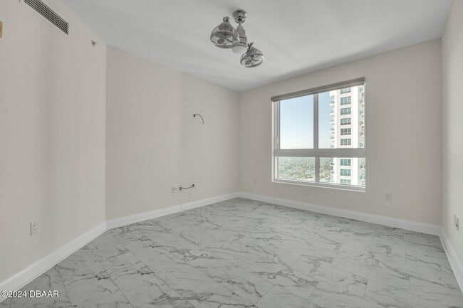 Building Photo - 231 Riverside Dr