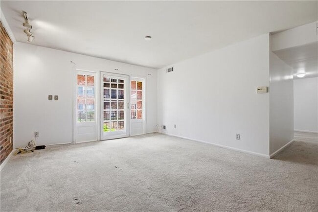 Building Photo - 940 Adam Dr