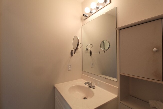 Building Photo - Liberty square end unit townhome for rent!