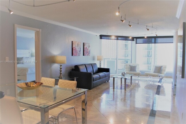 Primary Photo - 1717 N Bayshore Dr