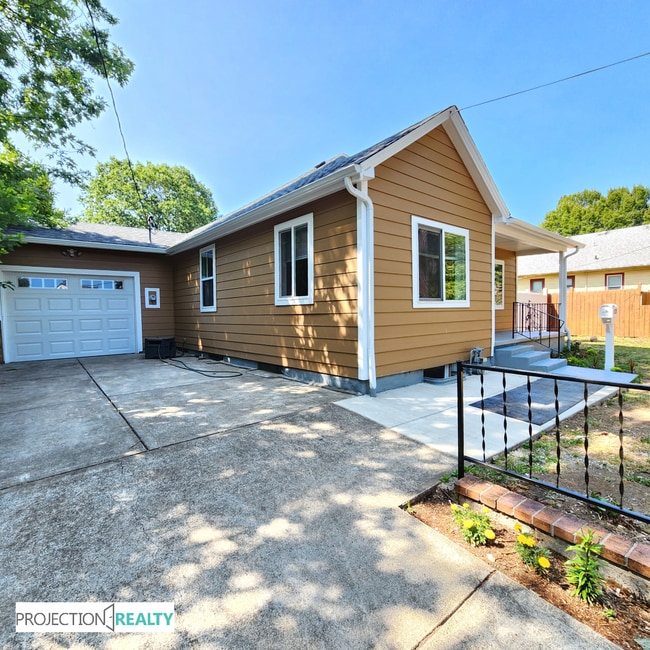 Building Photo - 1538 NE Dekum St