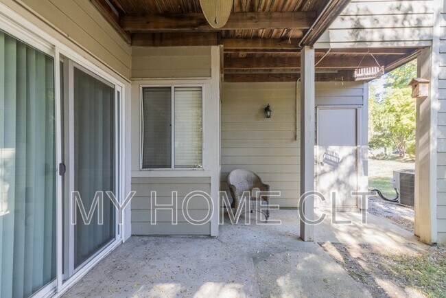 Building Photo - 2539 Stockbridge Dr