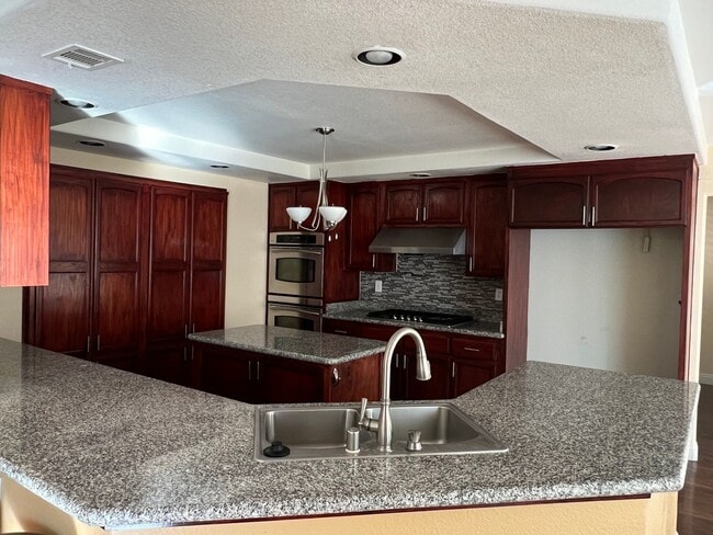 Building Photo - 6 bedroom Home With Pool and Basement