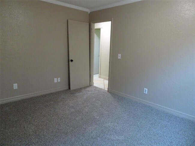 Building Photo - 600 Oak Creek Dr