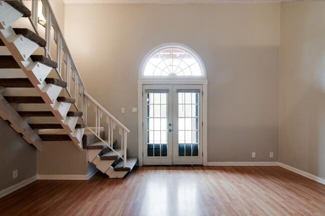 Building Photo - Awesome 1.5-bath condo in Bellevue featuring a private patio overlooking expansive green space.