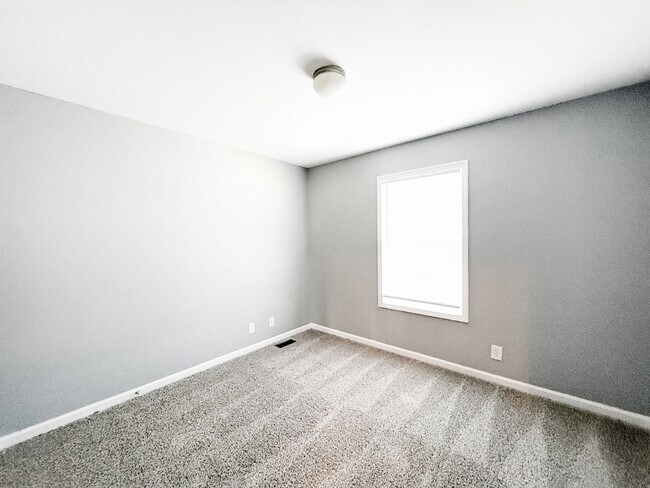 Building Photo - 3 Bedroom 2 Bathroom Home!!