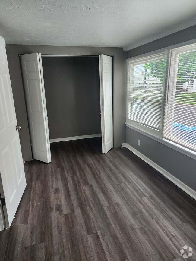 Building Photo - Newly updated duplex
