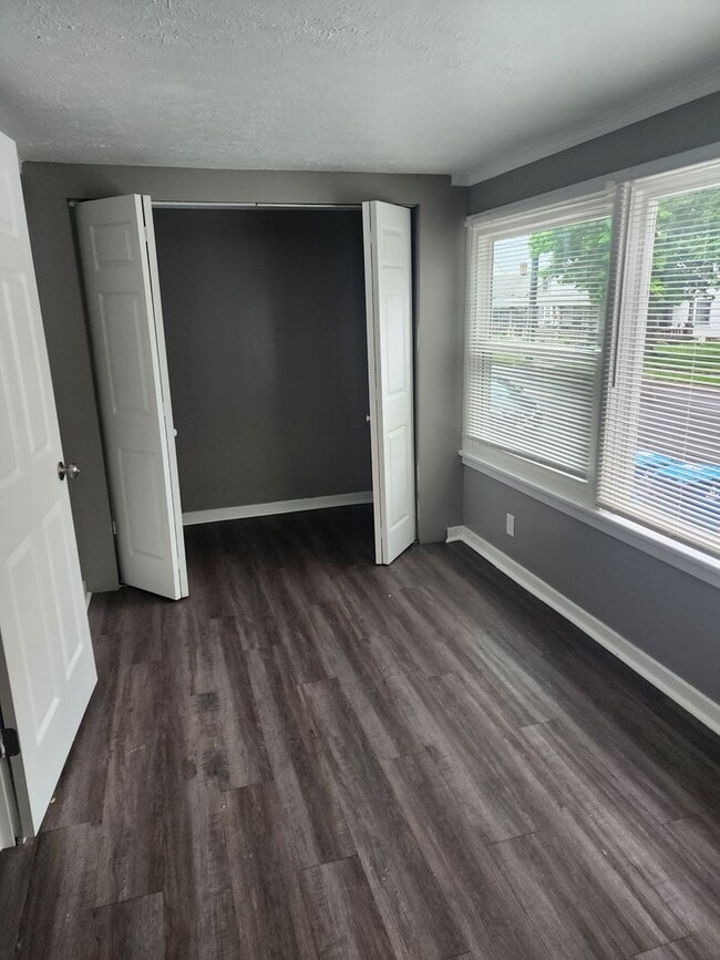 Building Photo - Newly updated duplex