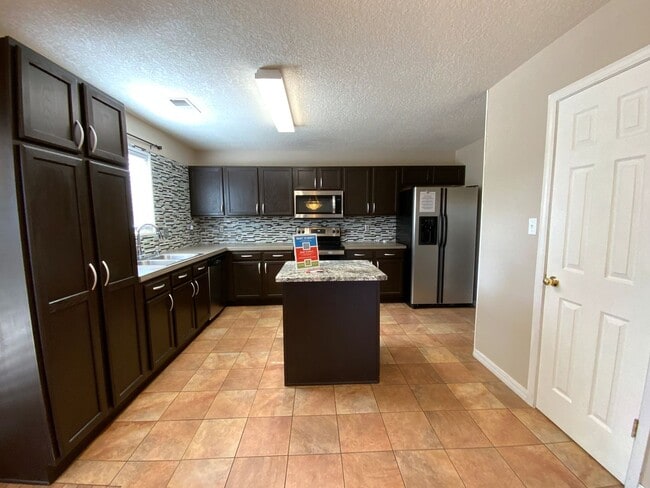 Building Photo - 4 Bedroom Home Available Near Golf Course ...