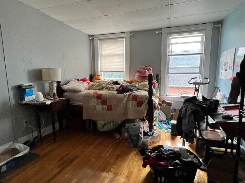 Bedroom #2 PRE RENO - Queen sized bed for reference - 270 Norfolk St