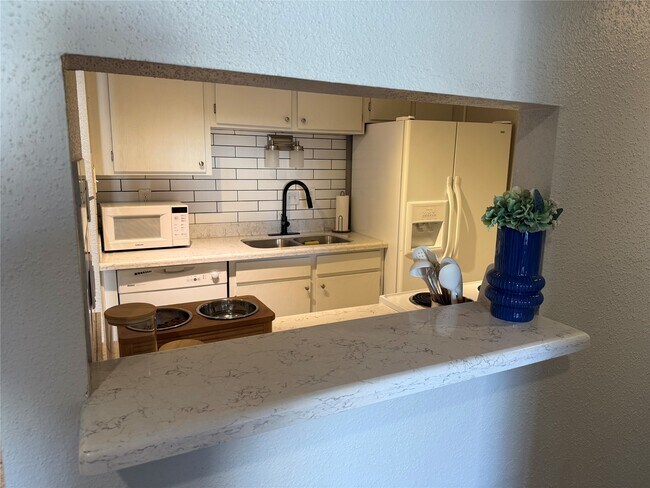 Building Photo - 1880 White Oak Dr