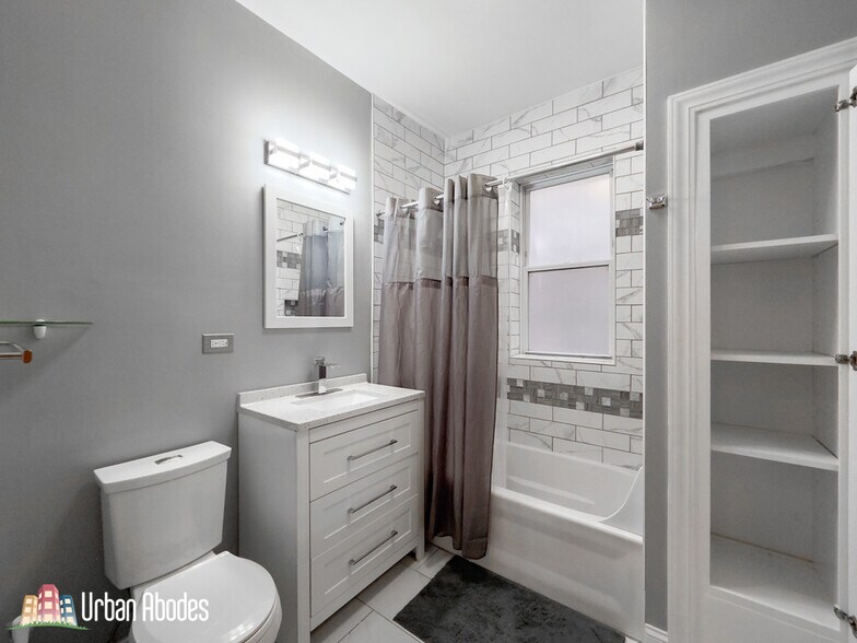 Building Photo - 4322 W Kamerling Ave