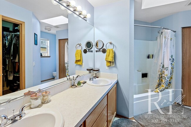 Building Photo - Peaceful Retreat Near JBLM | Spacious 3BR ...