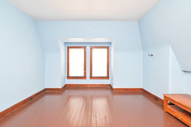 Building Photo - 735 Considine Ave