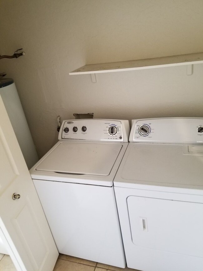 Building Photo - Westside 4 Bed, 2.75 Bath Townhouse w/Gara...