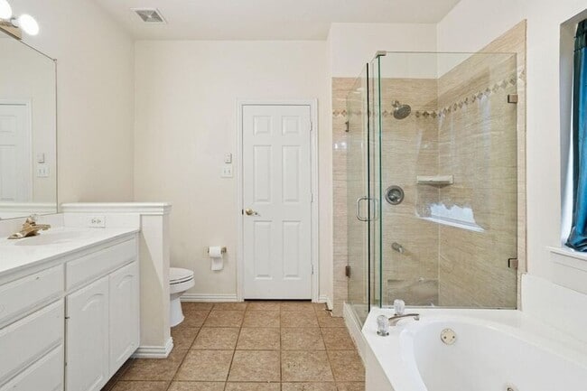 Building Photo - 2036 Camelot Dr