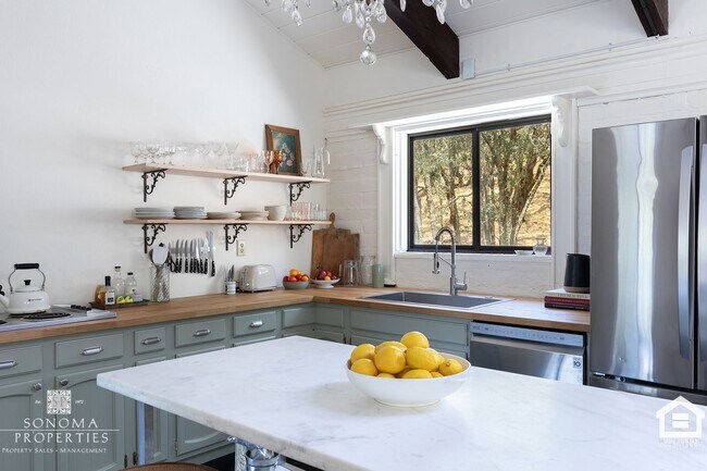 Building Photo - Wine Country Living in Spacious Glen Ellen...