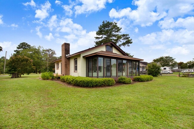 Building Photo - *FOR RENT* Beautifully Updated Home in Pri...