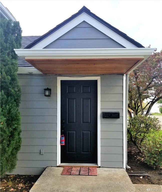 Building Photo - 1502 5th Ave SE