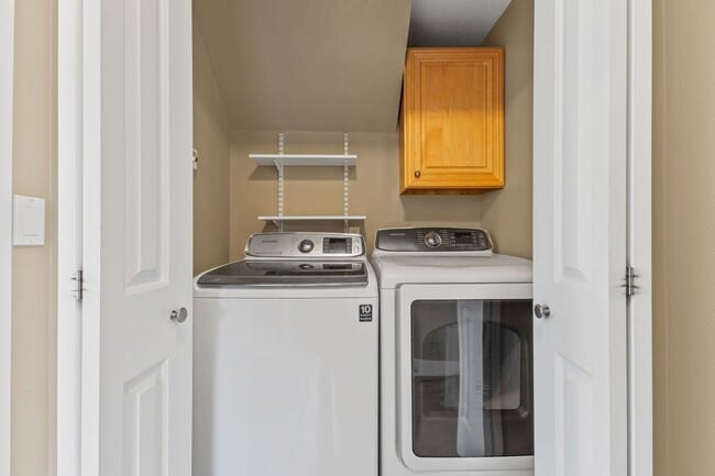 Building Photo - Month to Month Beautiful Spacious 3bed 2.5...