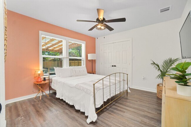Building Photo - Gorgeous 3 bedroom, 2 ba home in the heart...