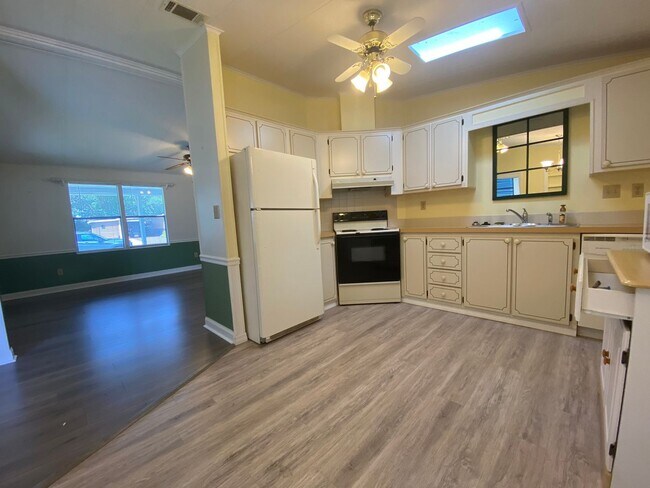 Building Photo - Beautiful 2 + 2, ANNUAL Lease In Orange Bl...