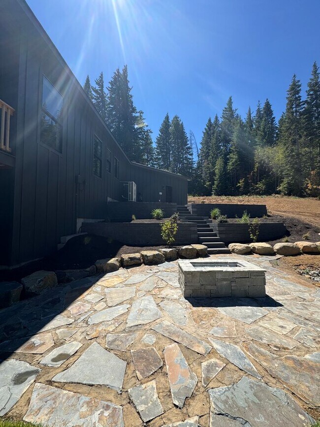 Building Photo - Luxury Rural Home Close to Town for Lease