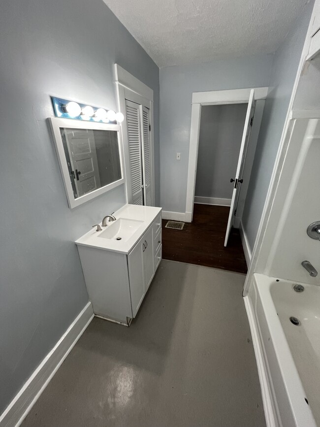 Building Photo - 735 W 3rd St