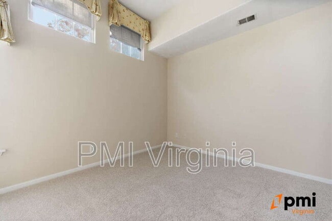 Building Photo - 1002 Nicklaus Dr